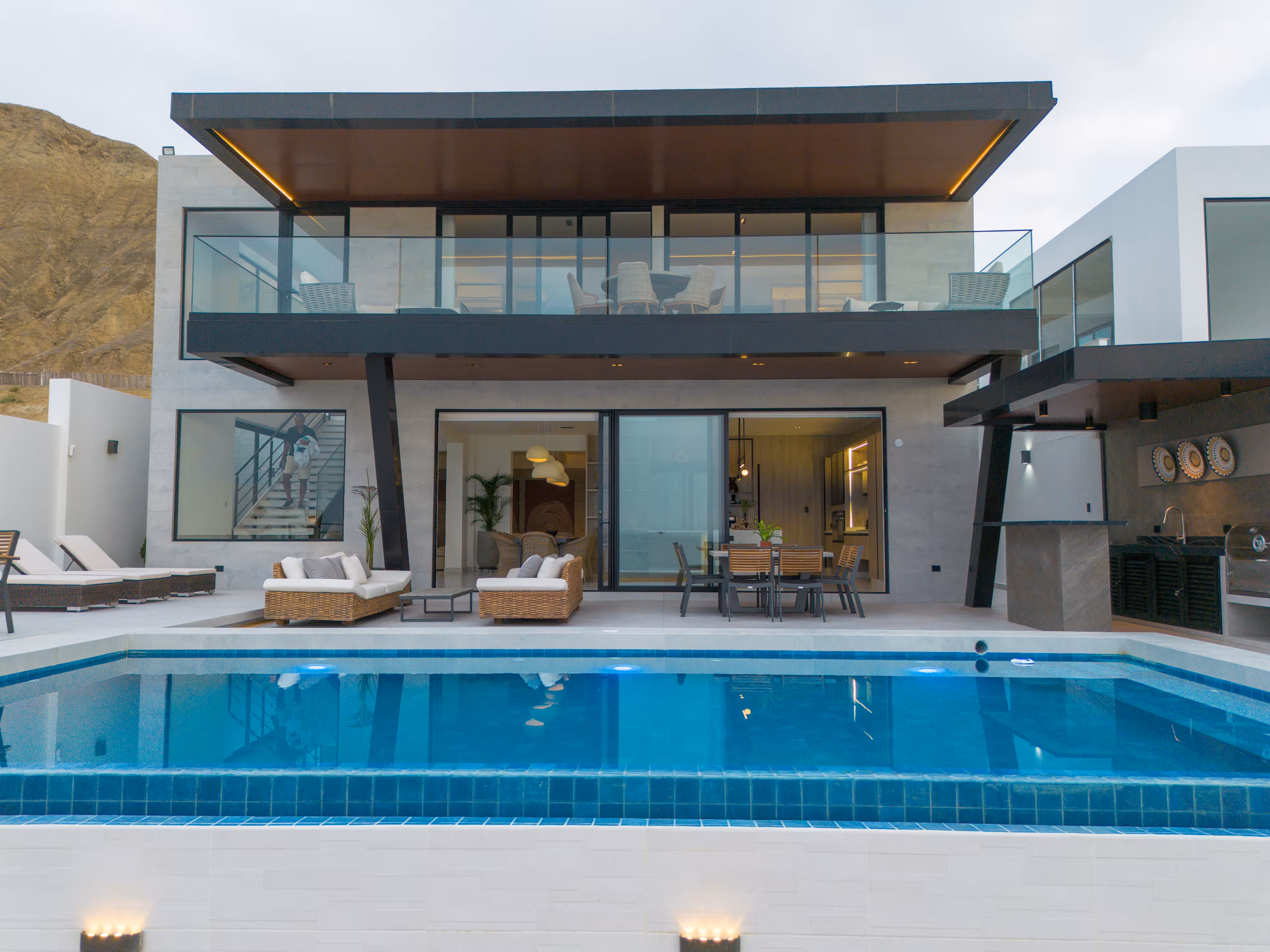 Fachada de dos pisos de CASA NAO con su piscina