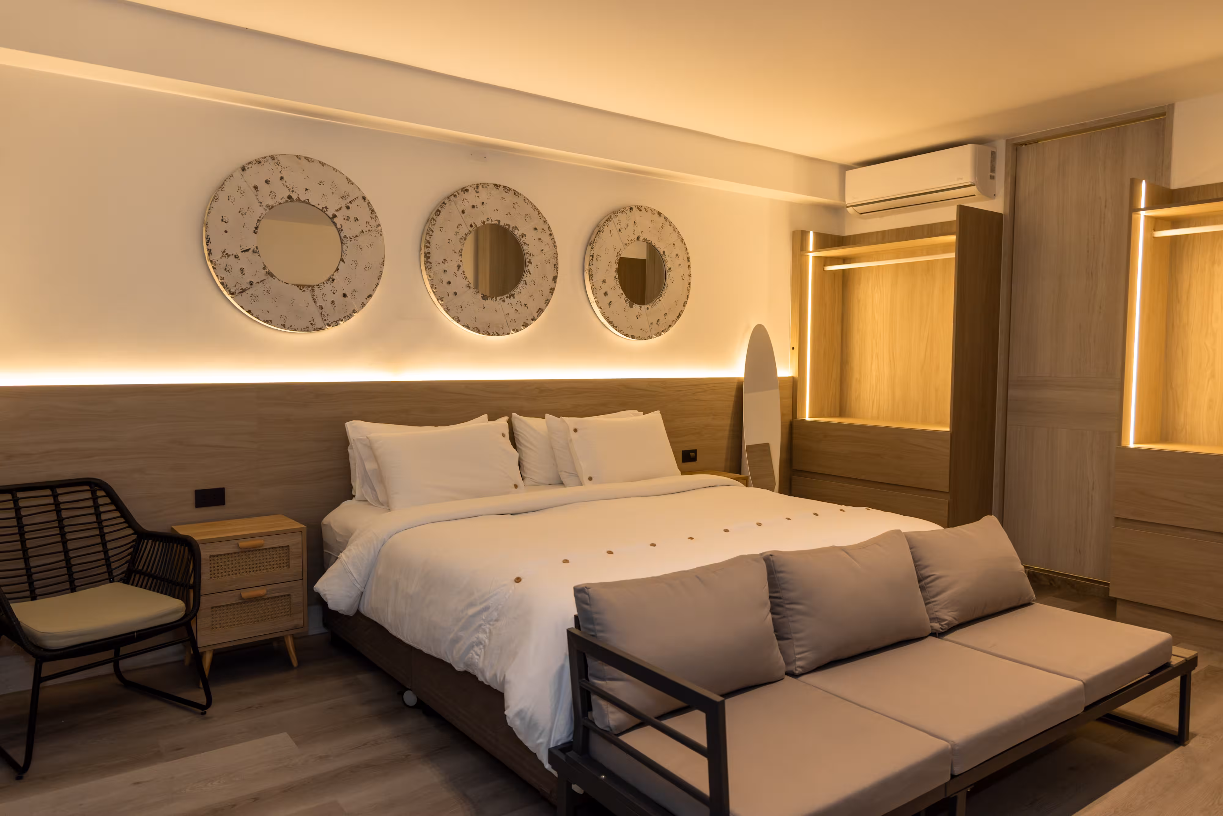 Habitación 2: cama king, sofá y espejos decorativos