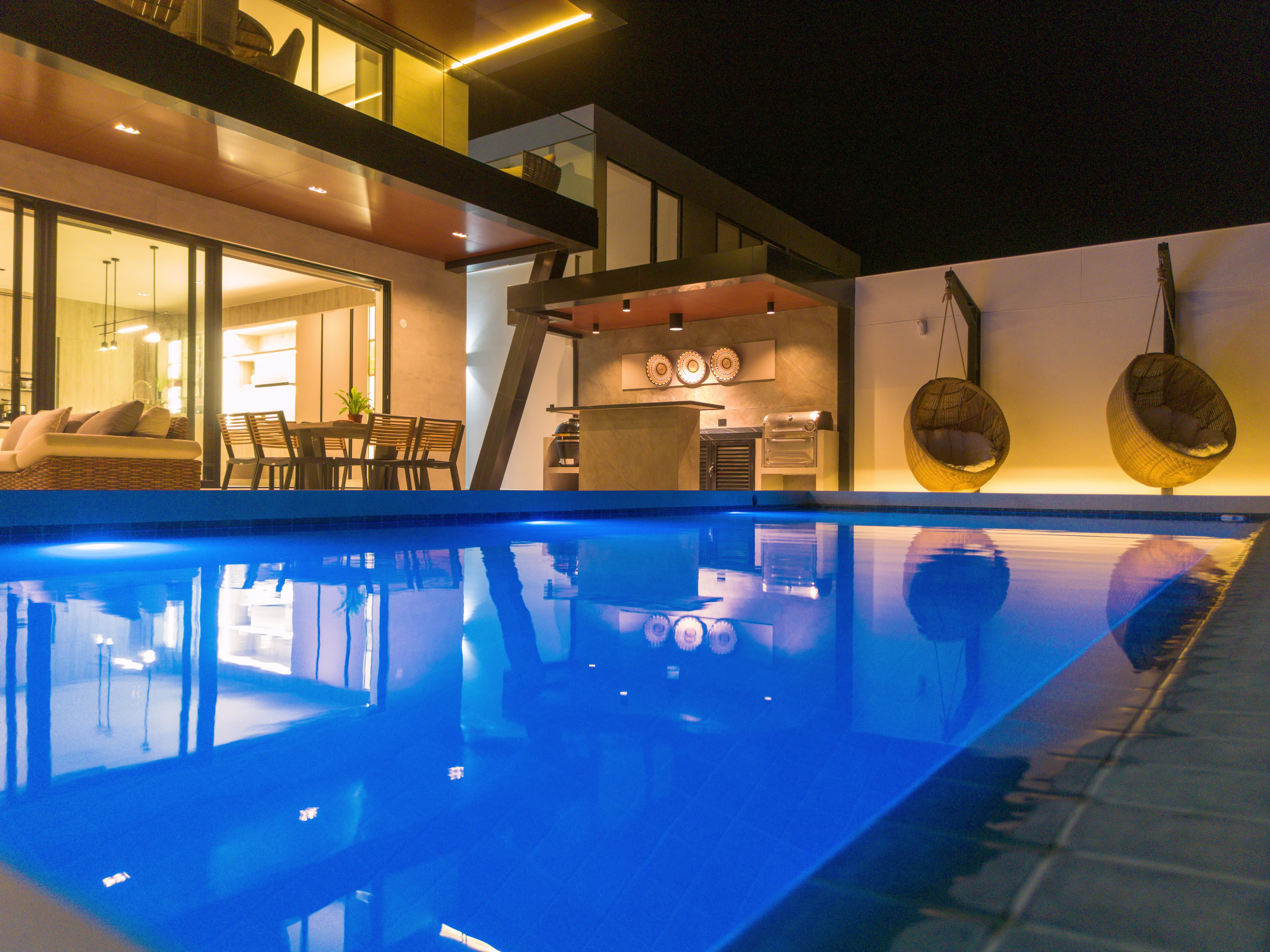 Piscina iluminada de noche