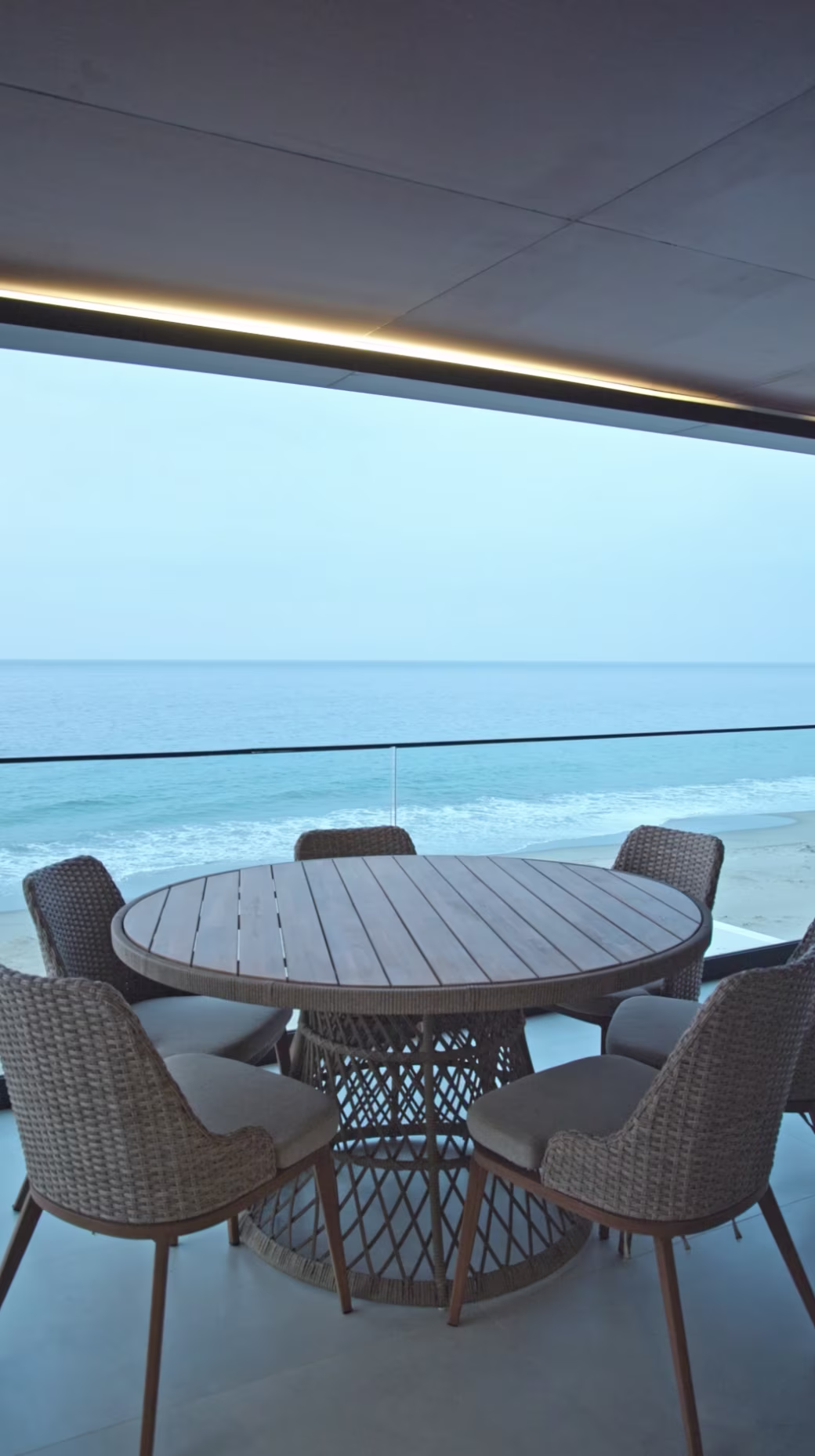 Balcón con vista al mar y a la piscina